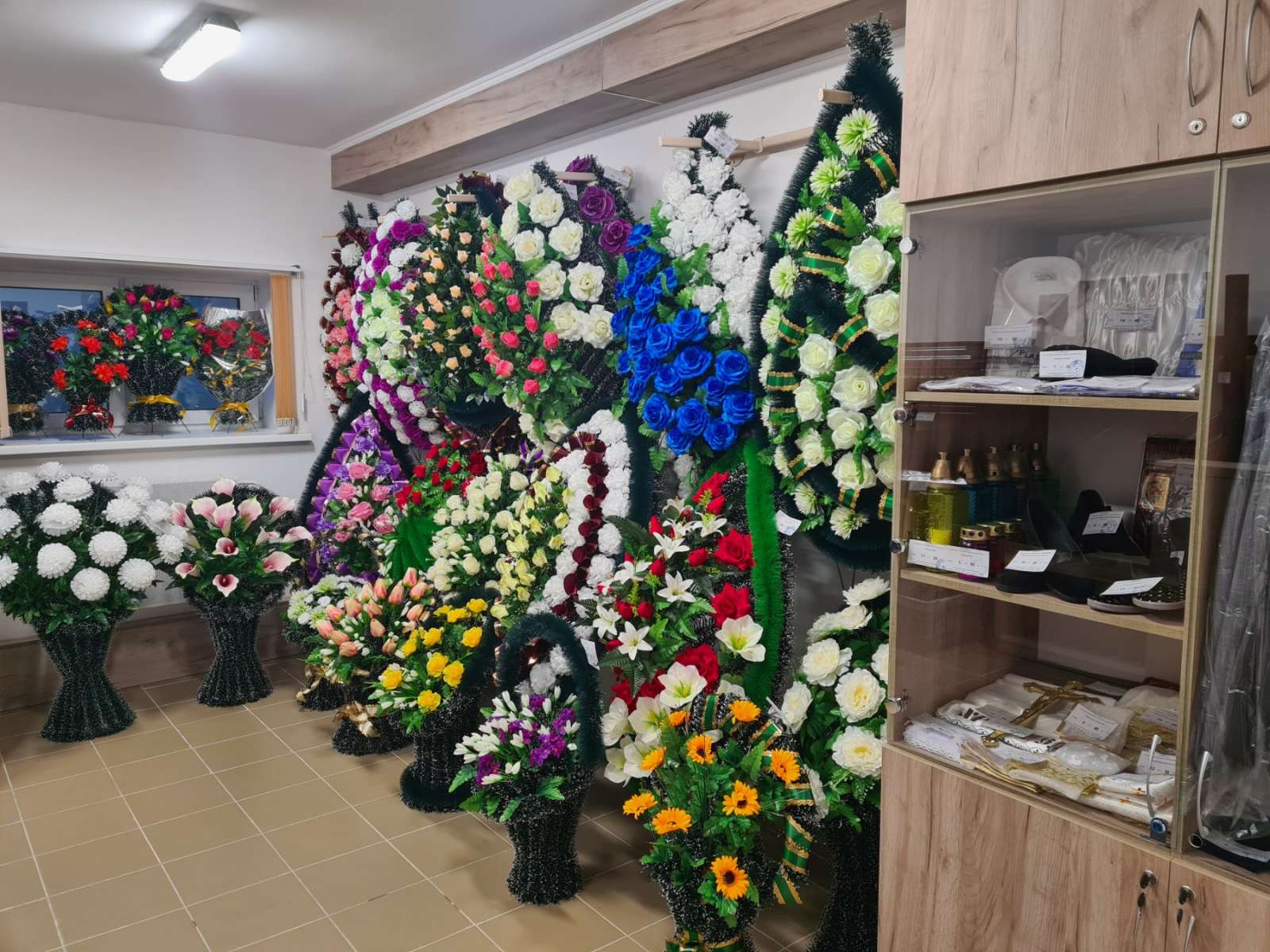 Магазин ритуальных услуг и товаров в Борисове, венки гробы кресты